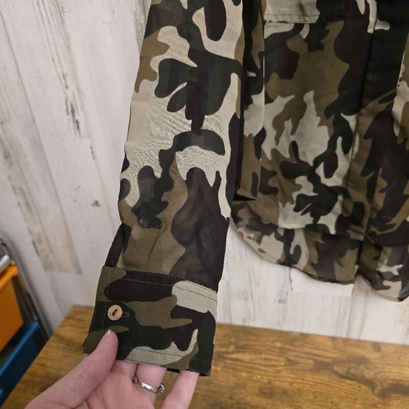 3/$15 Dots sheer Camouflage Button-Up long sleeve Shirt women's size medium - Picture 3 of 9